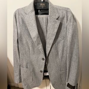 Hawes & Curtis slim fit suit. BRAND NEW W/TAGS. Blazer is 40R & slacks are 34W.